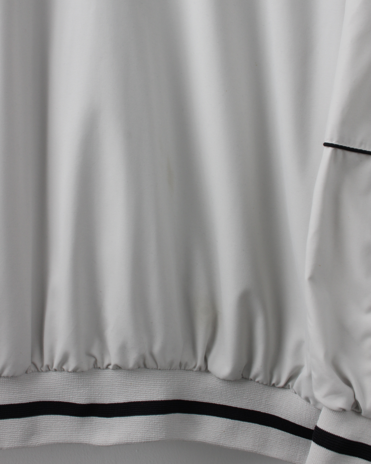 90s Nike Cream & Black V-Neck Windbreaker (M)