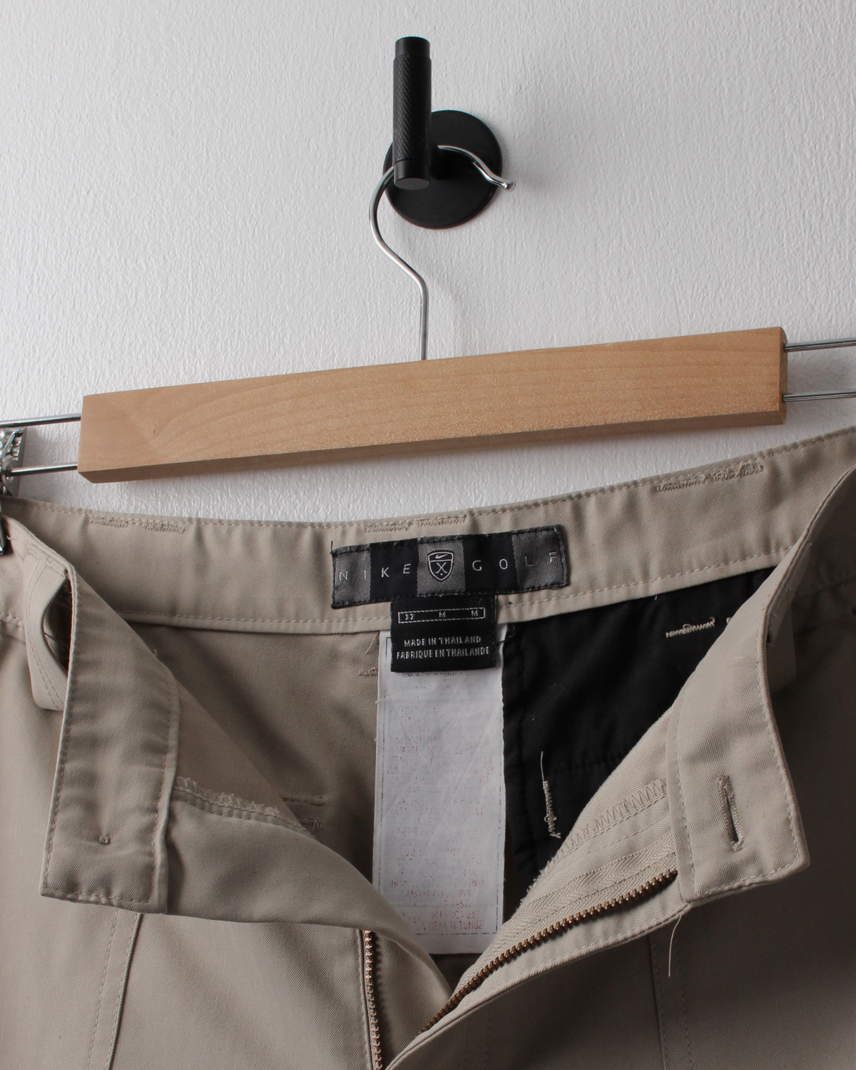00s Nike Shield Logo Beige Golf Shorts (32W)
