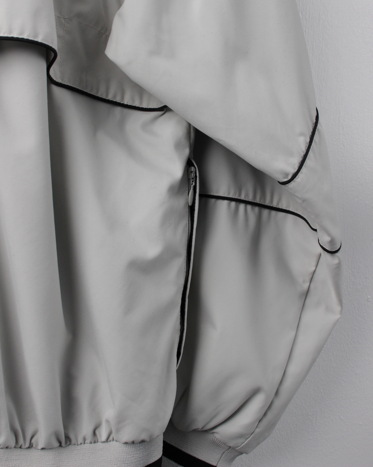 90s Nike Cream & Black V-Neck Windbreaker (S)