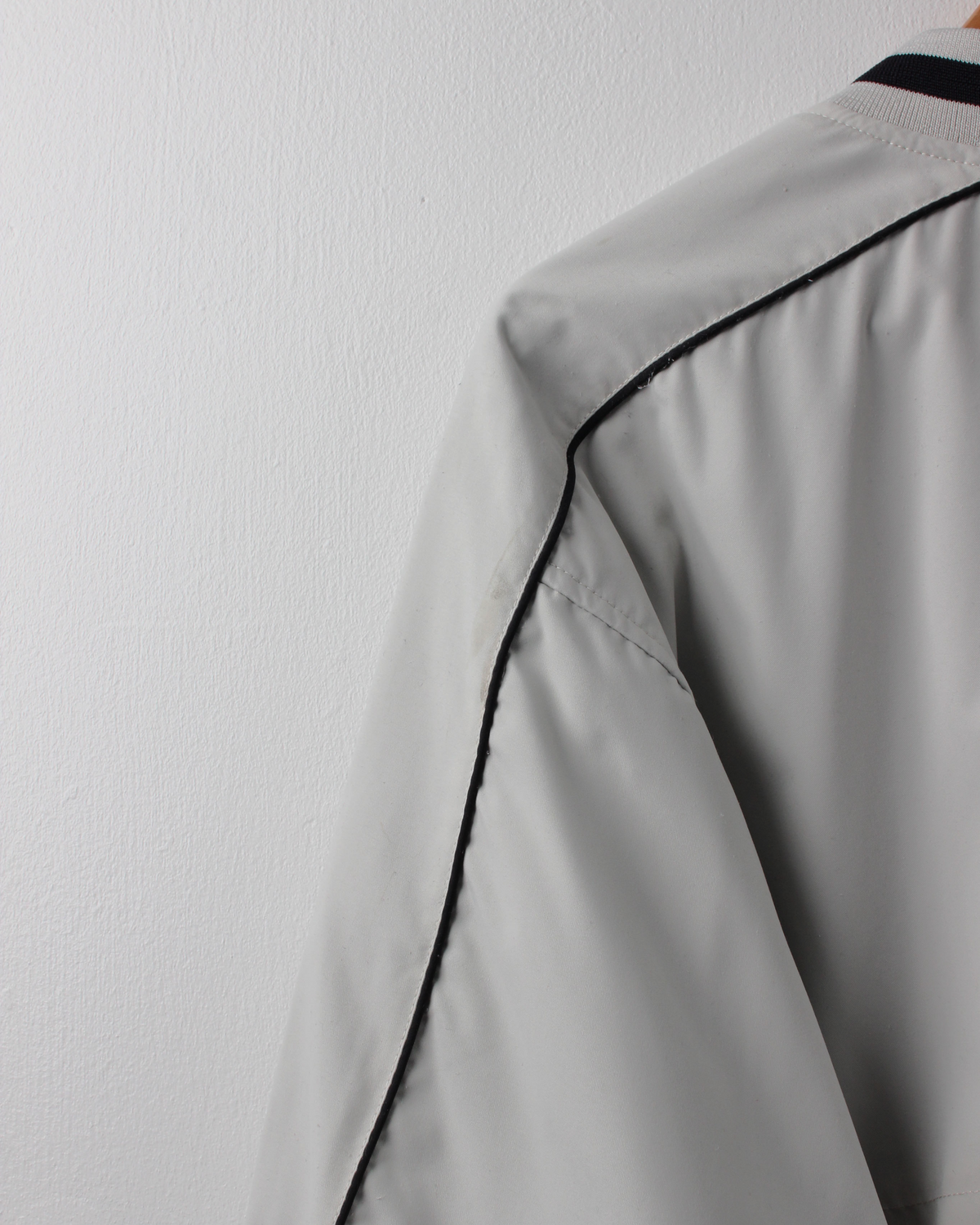 90s Nike Cream & Black V-Neck Windbreaker (S)