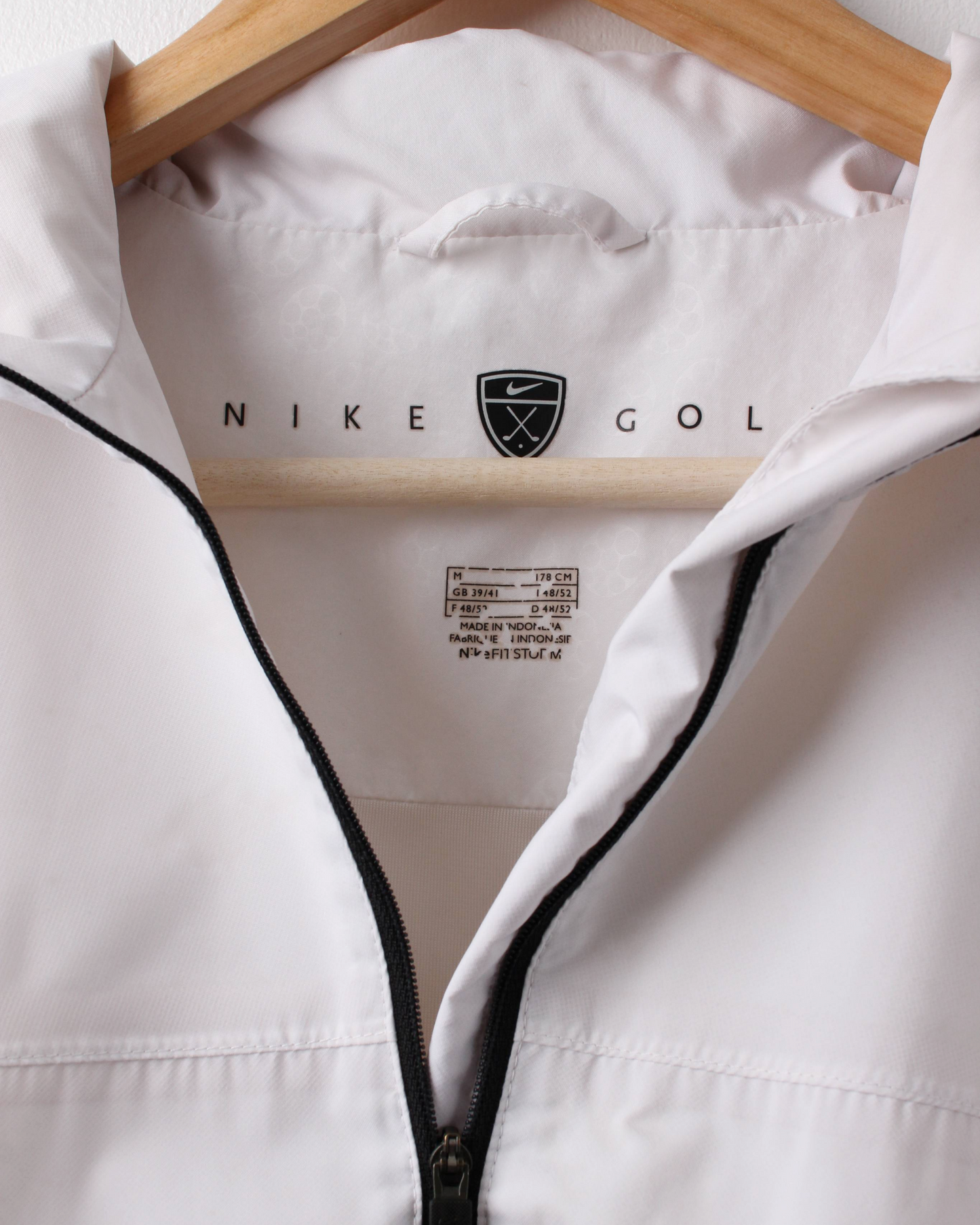 Modern Nike White Short Sleeve Windbreaker (M)
