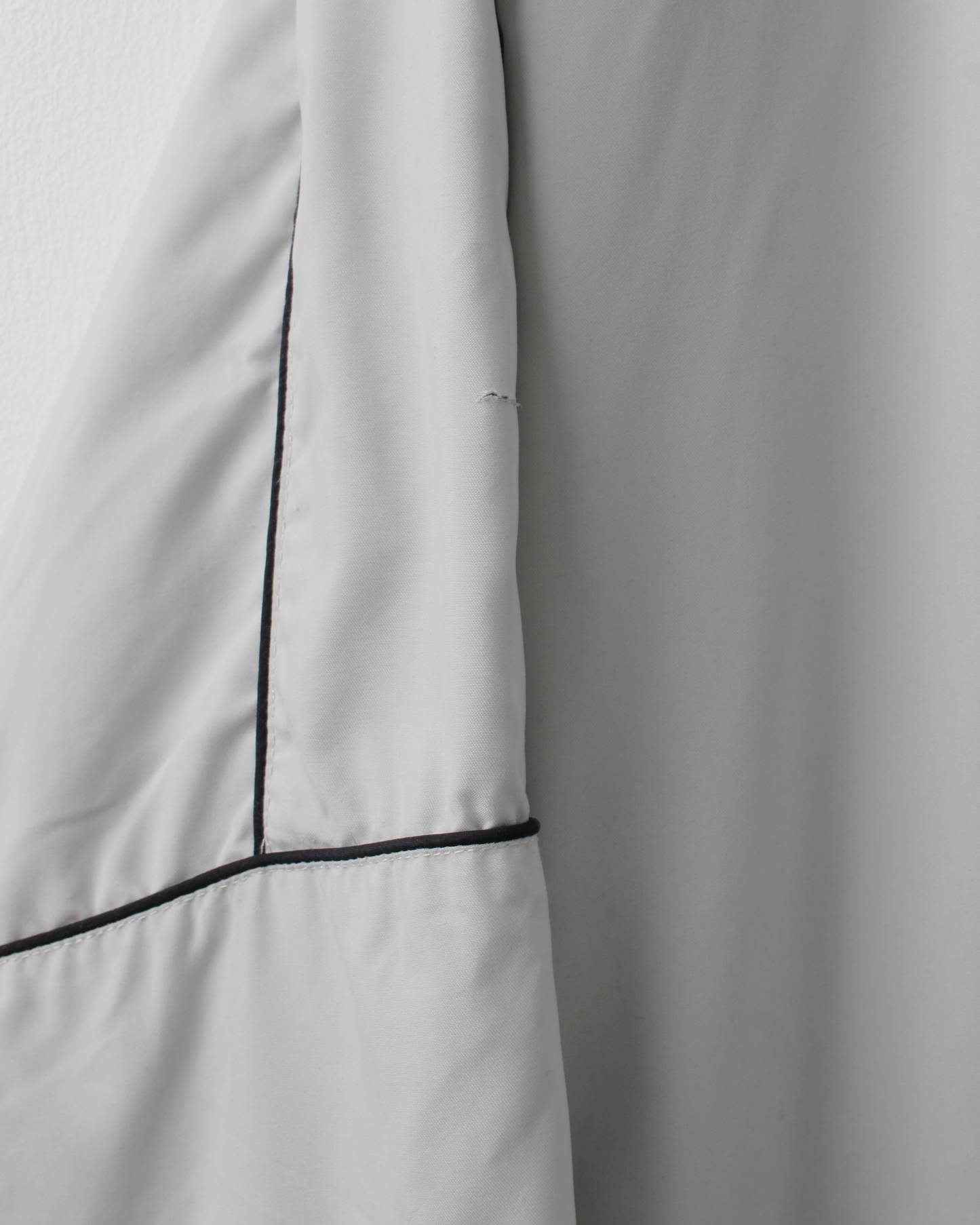 90s Nike Cream & Black V-Neck Windbreaker (XL)